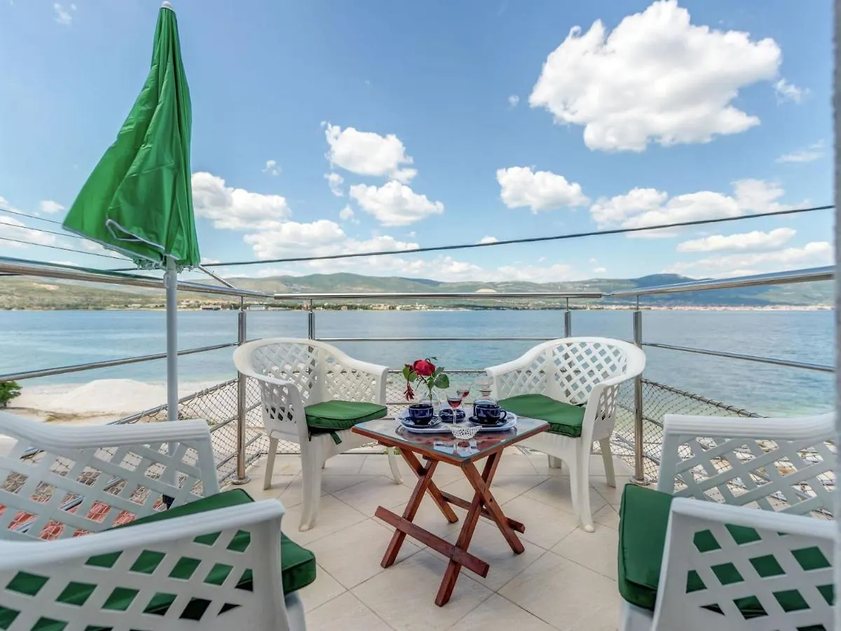 Spacious Apartment In Arbanija With Terrace Traù