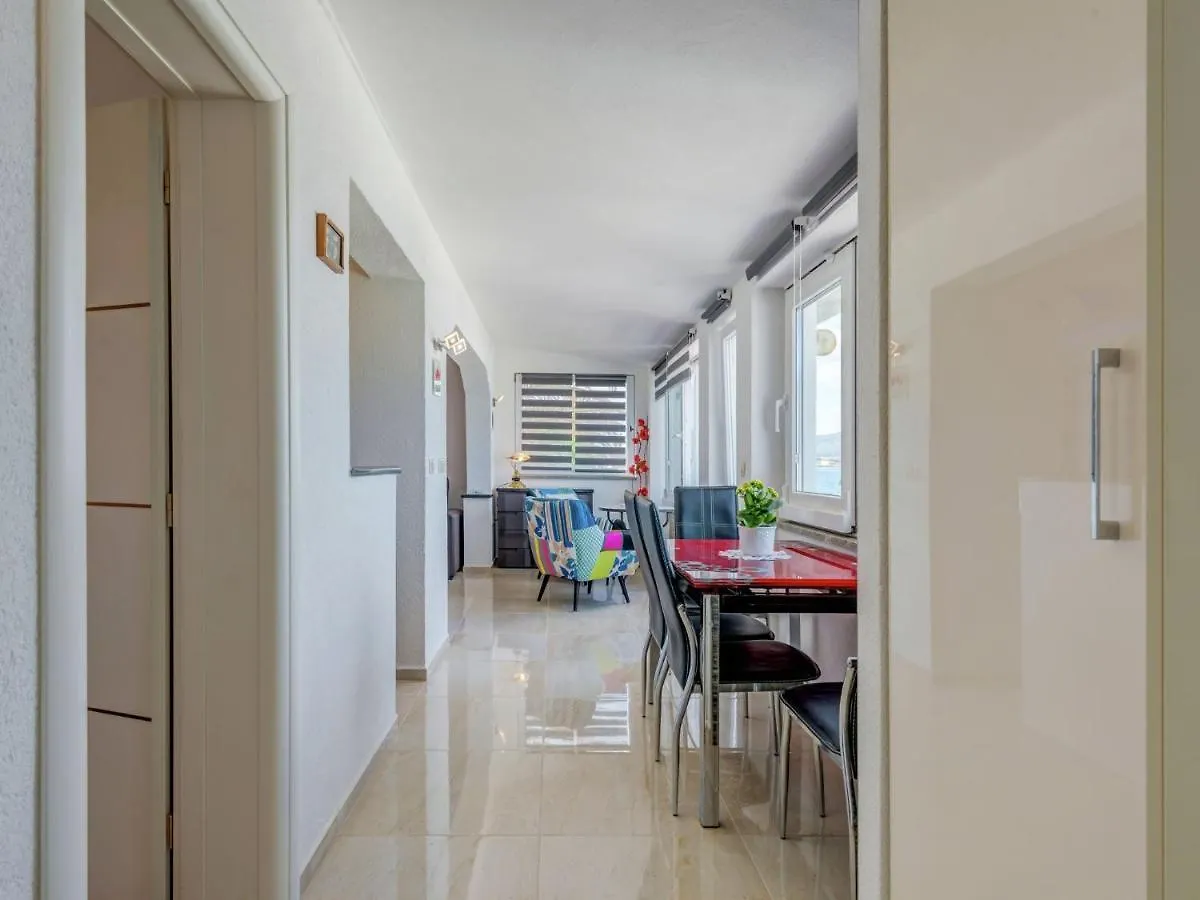 Spacious Apartment In Arbanija With Terrace Traù Croazia