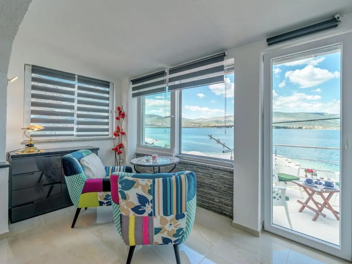 Spacious Apartment In Arbanija With Terrace Traù 0*,  Croazia