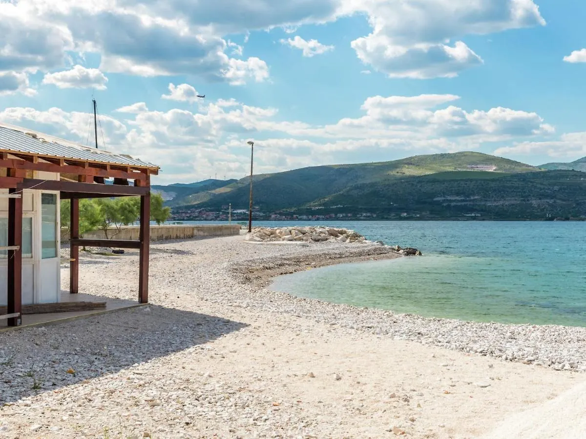 Spacious Apartment In Arbanija With Terrace Traù