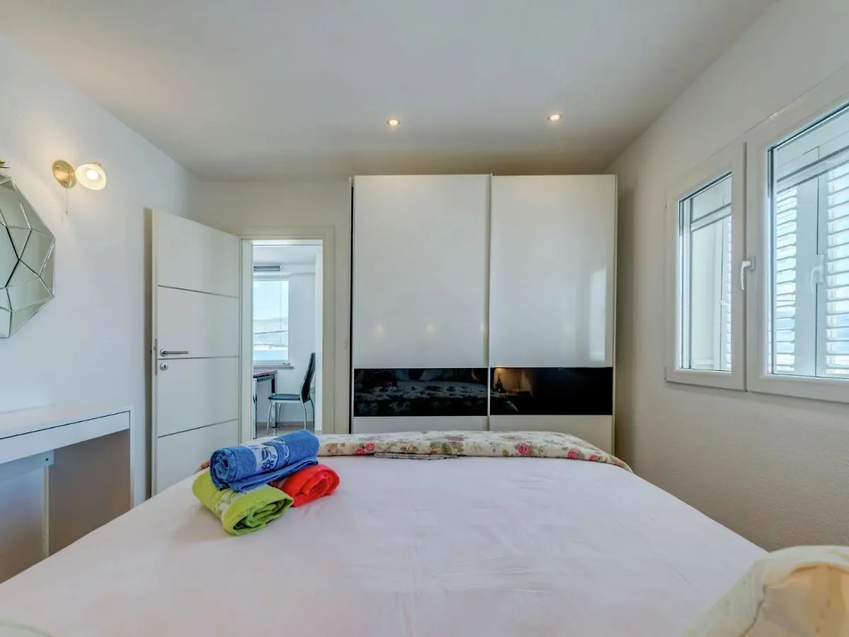 Spacious Apartment In Arbanija With Terrace Traù 0*,  Croazia