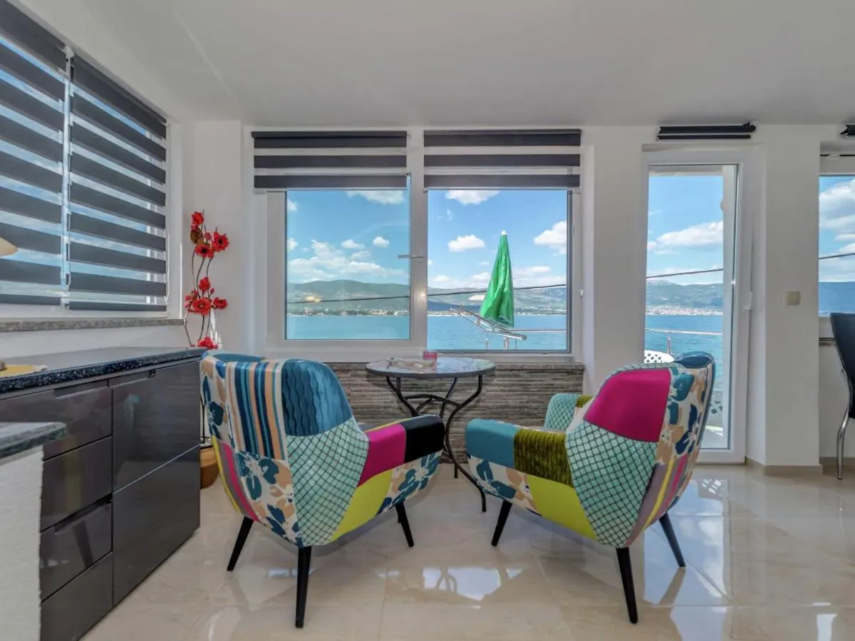 Spacious Apartment In Arbanija With Terrace Traù