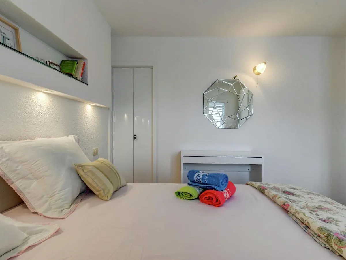 Spacious Apartment In Arbanija With Terrace Trogir